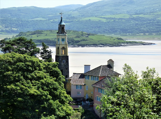 Birds on a church&nbsp;spire